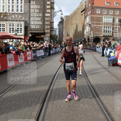 05.10.2025 - 20. swb-Marathon Bremen Yannick Fuchs http://msf.ph/oto/9285404 05.10.2025 13:03:43 Ziel 2613, 4758, 4786, 5588 meine-sportfotos.de