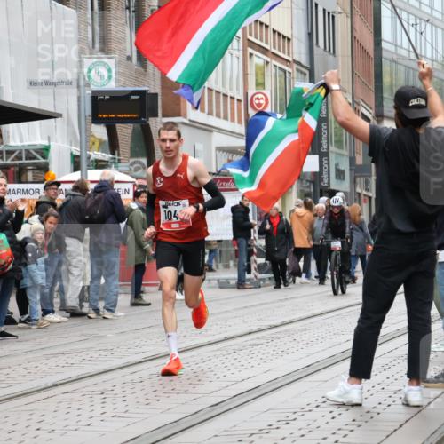 05.10.2025 - 20. swb-Marathon Bremen Strokosch-Dieckow http://msf.ph/oto/9285410 05.10.2025 12:06:12 Ziel 1040, 1040 meine-sportfotos.de