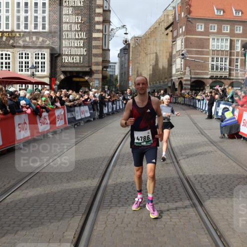 05.10.2025 - 20. swb-Marathon Bremen Yannick Fuchs http://msf.ph/oto/9285415 05.10.2025 13:03:43 Ziel 2613, 4758, 4786, 5588 meine-sportfotos.de