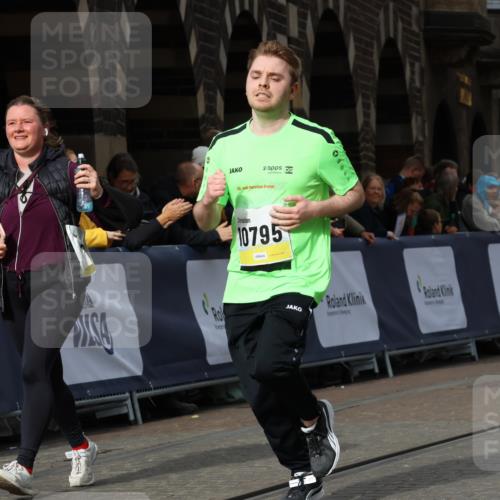 05.10.2025 - 20. swb-Marathon Bremen Strokosch-Dieckow http://msf.ph/oto/9285419 05.10.2025 11:18:26 Ziel 10076, 10795, 11043, 11690 meine-sportfotos.de