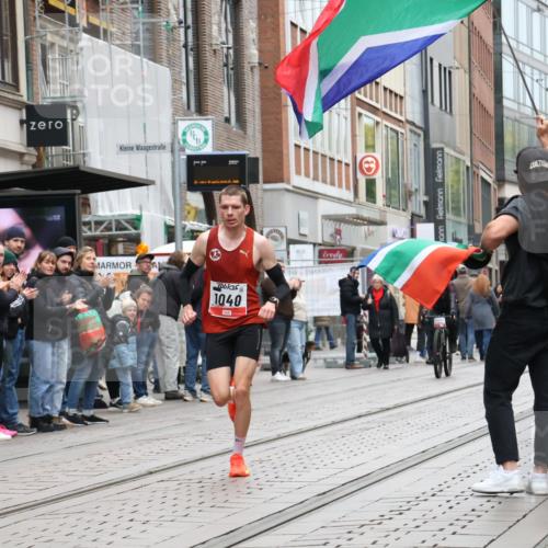 05.10.2025 - 20. swb-Marathon Bremen Strokosch-Dieckow http://msf.ph/oto/9285423 05.10.2025 12:06:12 Ziel 1040, 1040 meine-sportfotos.de