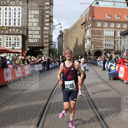 05.10.2025 - 20. swb-Marathon Bremen Yannick Fuchs http://msf.ph/oto/9285425 05.10.2025 13:03:43 Ziel 2613, 4758, 4786, 5588 meine-sportfotos.de