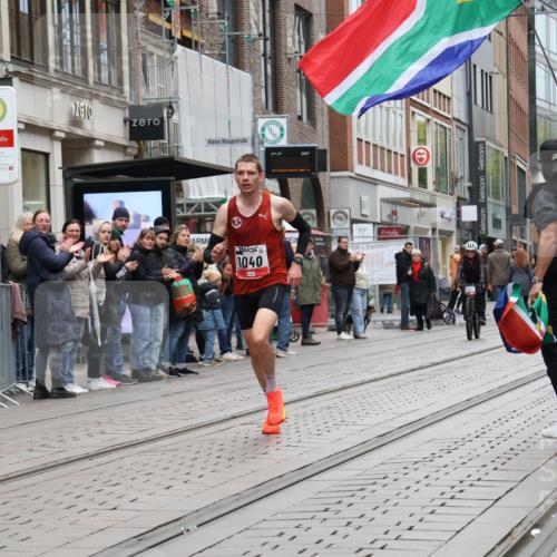 05.10.2025 - 20. swb-Marathon Bremen Strokosch-Dieckow http://msf.ph/oto/9285432 05.10.2025 12:06:13 Ziel 1040, 1040 meine-sportfotos.de