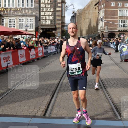05.10.2025 - 20. swb-Marathon Bremen Yannick Fuchs http://msf.ph/oto/9285444 05.10.2025 13:03:43 Ziel 2613, 4758, 4786, 5588 meine-sportfotos.de