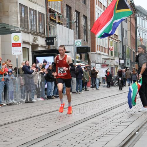05.10.2025 - 20. swb-Marathon Bremen Strokosch-Dieckow http://msf.ph/oto/9285447 05.10.2025 12:06:13 Ziel 1040, 1040 meine-sportfotos.de
