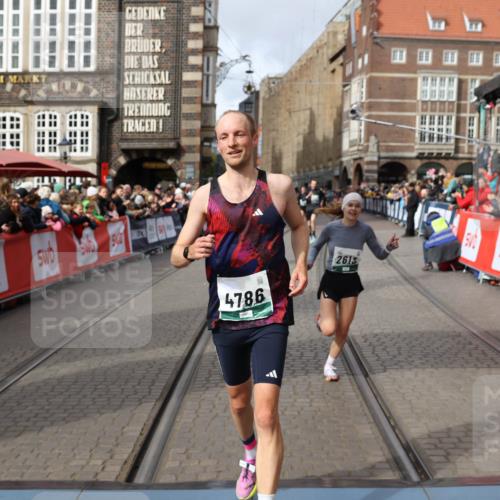 05.10.2025 - 20. swb-Marathon Bremen Yannick Fuchs http://msf.ph/oto/9285456 05.10.2025 13:03:43 Ziel 2613, 4758, 4786, 5588 meine-sportfotos.de