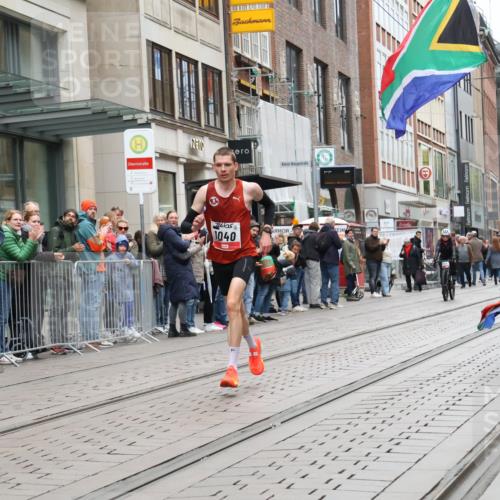 05.10.2025 - 20. swb-Marathon Bremen Strokosch-Dieckow http://msf.ph/oto/9285462 05.10.2025 12:06:14 Ziel 1040, 1040 meine-sportfotos.de