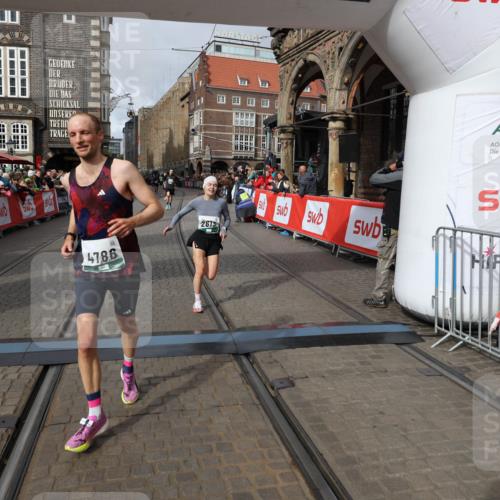05.10.2025 - 20. swb-Marathon Bremen Yannick Fuchs http://msf.ph/oto/9285465 05.10.2025 13:03:44 Ziel 2613, 4617, 4758, 4786, 5588 meine-sportfotos.de