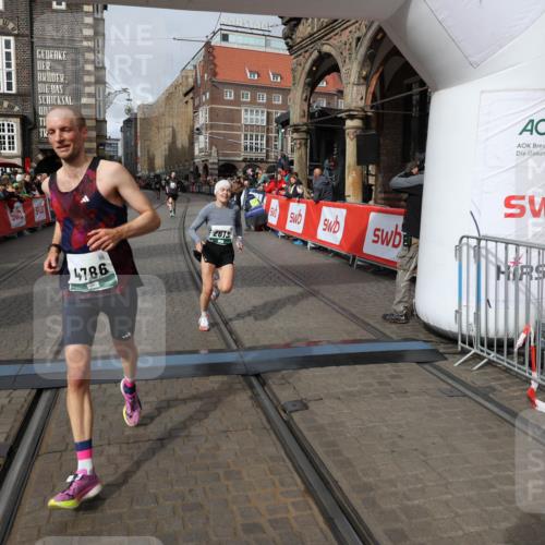 05.10.2025 - 20. swb-Marathon Bremen Yannick Fuchs http://msf.ph/oto/9285468 05.10.2025 13:03:44 Ziel 2613, 4617, 4758, 4786, 5588 meine-sportfotos.de