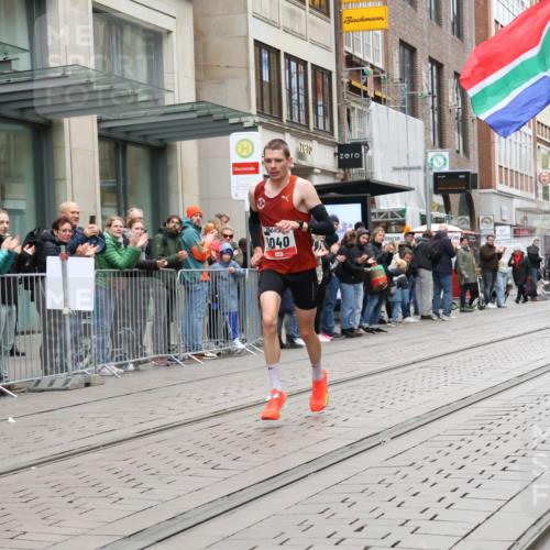 05.10.2025 - 20. swb-Marathon Bremen Strokosch-Dieckow http://msf.ph/oto/9285474 05.10.2025 12:06:14 Ziel 1040, 1040 meine-sportfotos.de