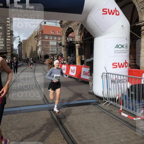 05.10.2025 - 20. swb-Marathon Bremen Yannick Fuchs http://msf.ph/oto/9285476 05.10.2025 13:03:44 Ziel 2613, 4617, 4758, 4786, 5588 meine-sportfotos.de