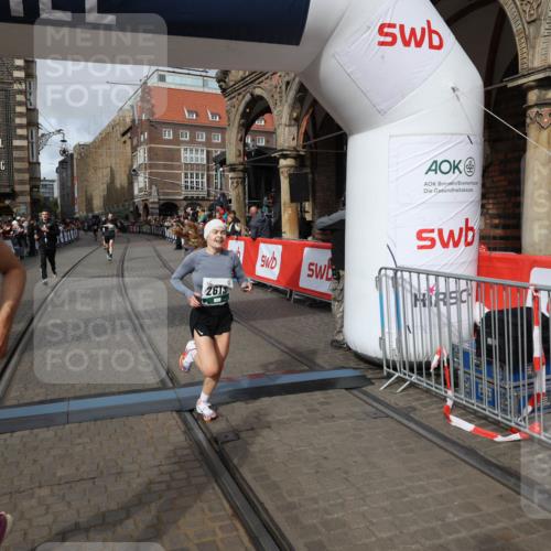 05.10.2025 - 20. swb-Marathon Bremen Yannick Fuchs http://msf.ph/oto/9285479 05.10.2025 13:03:44 Ziel 2613, 4617, 4758, 4786, 5588 meine-sportfotos.de