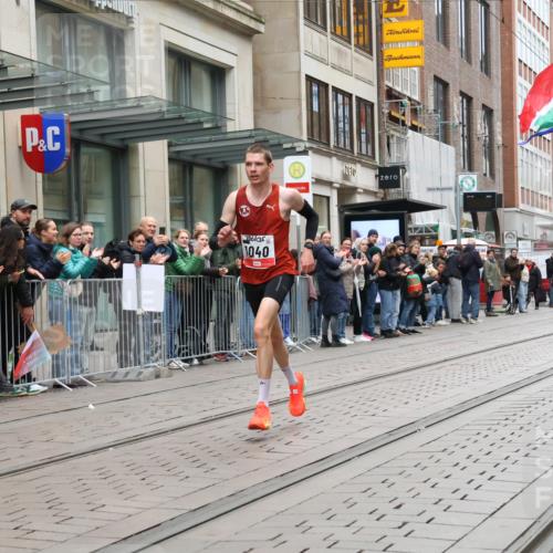 05.10.2025 - 20. swb-Marathon Bremen Strokosch-Dieckow http://msf.ph/oto/9285484 05.10.2025 12:06:14 Ziel 1040, 1040 meine-sportfotos.de