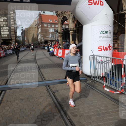 05.10.2025 - 20. swb-Marathon Bremen Yannick Fuchs http://msf.ph/oto/9285492 05.10.2025 13:03:45 Ziel 2613, 4617, 4758, 4786, 5588 meine-sportfotos.de