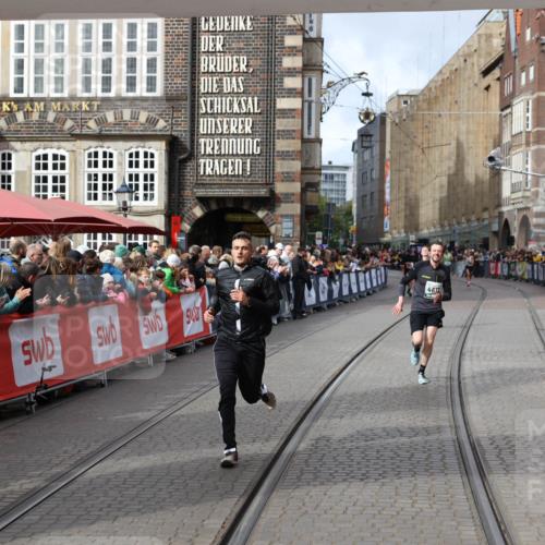 05.10.2025 - 20. swb-Marathon Bremen Yannick Fuchs http://msf.ph/oto/9285499 05.10.2025 13:03:46 Ziel 2613, 4617, 4758, 4786 meine-sportfotos.de