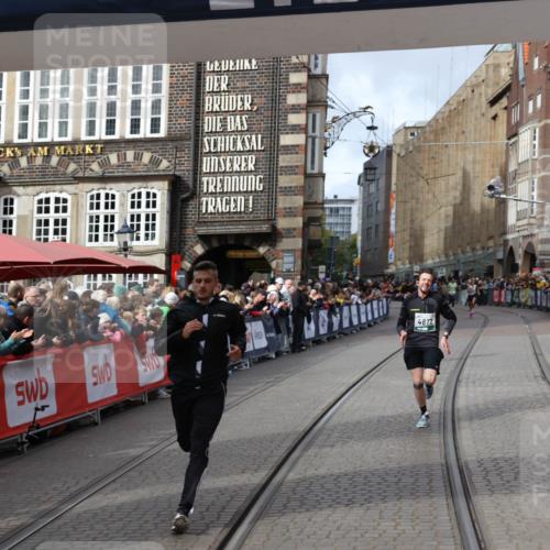 05.10.2025 - 20. swb-Marathon Bremen Yannick Fuchs http://msf.ph/oto/9285512 05.10.2025 13:03:46 Ziel 2613, 4617, 4758, 4786 meine-sportfotos.de
