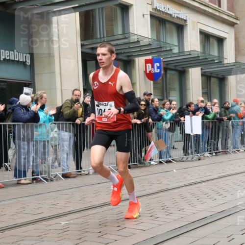 05.10.2025 - 20. swb-Marathon Bremen Strokosch-Dieckow http://msf.ph/oto/9285516 05.10.2025 12:06:15 Ziel 1040, 1040 meine-sportfotos.de
