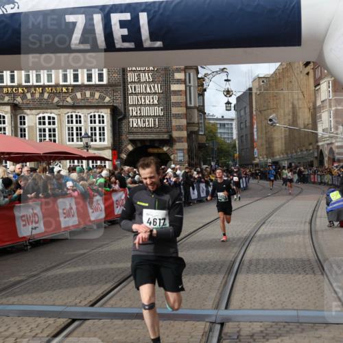 05.10.2025 - 20. swb-Marathon Bremen Yannick Fuchs http://msf.ph/oto/9285521 05.10.2025 13:03:48 Ziel 2613, 4617, 4758, 4786, 6804 meine-sportfotos.de