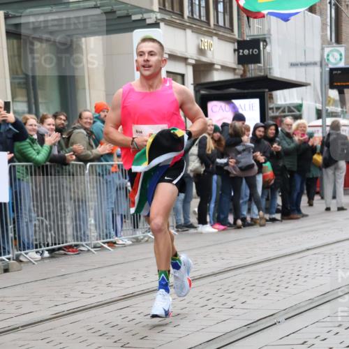 05.10.2025 - 20. swb-Marathon Bremen Strokosch-Dieckow http://msf.ph/oto/9285530 05.10.2025 12:08:30 Ziel 408, 408 meine-sportfotos.de