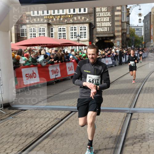 05.10.2025 - 20. swb-Marathon Bremen Yannick Fuchs http://msf.ph/oto/9285540 05.10.2025 13:03:48 Ziel 2613, 4617, 4758, 4786, 6804 meine-sportfotos.de