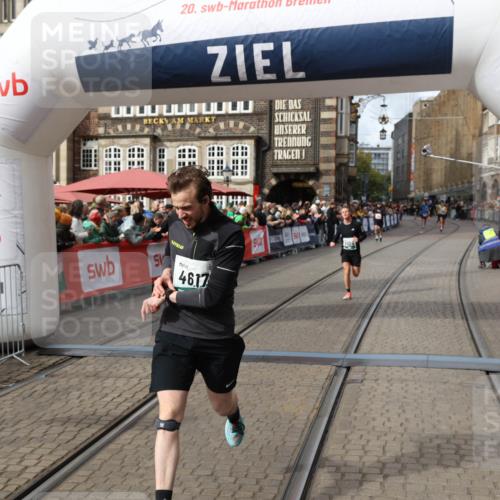 05.10.2025 - 20. swb-Marathon Bremen Yannick Fuchs http://msf.ph/oto/9285558 05.10.2025 13:03:49 Ziel 2613, 4617, 4758, 4786, 6804 meine-sportfotos.de