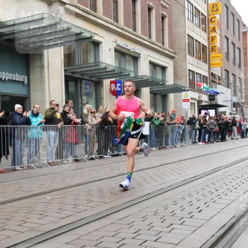 05.10.2025 - 20. swb-Marathon Bremen Strokosch-Dieckow http://msf.ph/oto/9285563 05.10.2025 12:08:30 Ziel 408, 408 meine-sportfotos.de