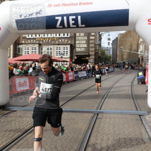 05.10.2025 - 20. swb-Marathon Bremen Yannick Fuchs http://msf.ph/oto/9285565 05.10.2025 13:03:49 Ziel 2613, 4617, 4758, 4786, 6804 meine-sportfotos.de