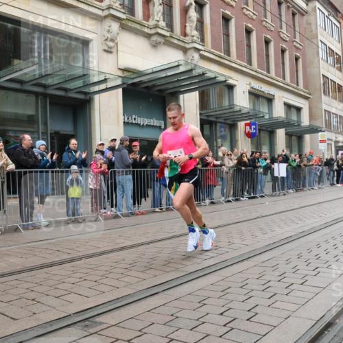 05.10.2025 - 20. swb-Marathon Bremen Strokosch-Dieckow http://msf.ph/oto/9285589 05.10.2025 12:08:31 Ziel 408, 408 meine-sportfotos.de