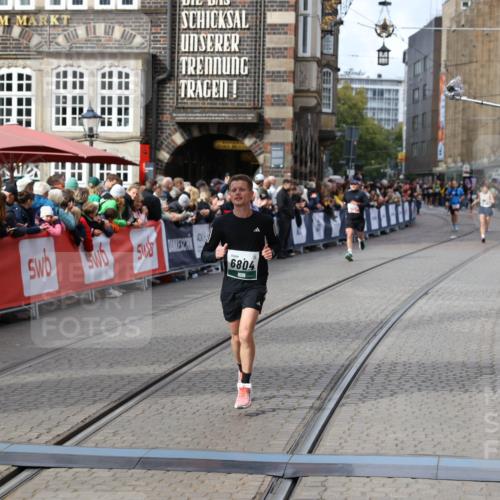 05.10.2025 - 20. swb-Marathon Bremen Yannick Fuchs http://msf.ph/oto/9285602 05.10.2025 13:03:49 Ziel 2613, 4617, 4758, 4786, 6804 meine-sportfotos.de