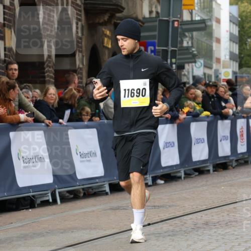 05.10.2025 - 20. swb-Marathon Bremen Strokosch-Dieckow http://msf.ph/oto/9285625 05.10.2025 11:18:31 Ziel 10076, 10472, 11043, 11690 meine-sportfotos.de