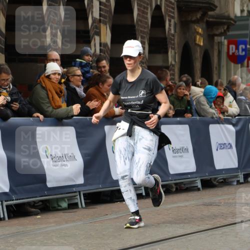 05.10.2025 - 20. swb-Marathon Bremen Strokosch-Dieckow http://msf.ph/oto/9285657 05.10.2025 11:18:35 Ziel 10076, 10472, 11690 meine-sportfotos.de