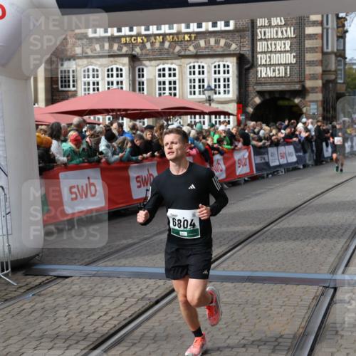 05.10.2025 - 20. swb-Marathon Bremen Yannick Fuchs http://msf.ph/oto/9285670 05.10.2025 13:03:51 Ziel 2613, 4617, 4758, 6804 meine-sportfotos.de