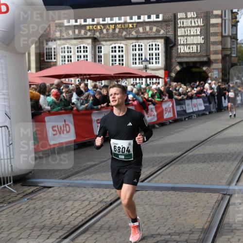 05.10.2025 - 20. swb-Marathon Bremen Yannick Fuchs http://msf.ph/oto/9285674 05.10.2025 13:03:51 Ziel 2613, 4617, 4758, 6804 meine-sportfotos.de