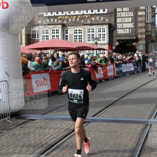 05.10.2025 - 20. swb-Marathon Bremen Yannick Fuchs http://msf.ph/oto/9285683 05.10.2025 13:03:51 Ziel 2613, 4617, 4758, 6804 meine-sportfotos.de