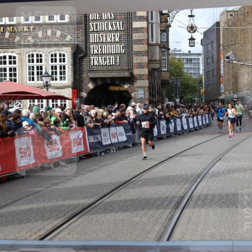 05.10.2025 - 20. swb-Marathon Bremen Yannick Fuchs http://msf.ph/oto/9285706 05.10.2025 13:03:51 Ziel 2613, 4617, 4758, 6804 meine-sportfotos.de