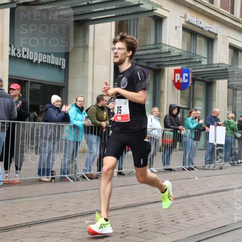 05.10.2025 - 20. swb-Marathon Bremen Strokosch-Dieckow http://msf.ph/oto/9285774 05.10.2025 12:10:27 Ziel 15, 15 meine-sportfotos.de