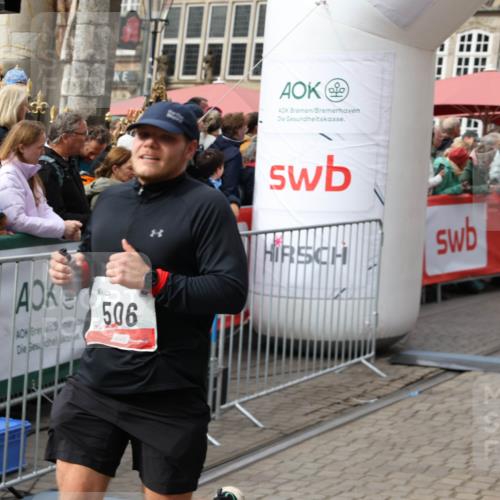 05.10.2025 - 20. swb-Marathon Bremen Yannick Fuchs http://msf.ph/oto/9285780 05.10.2025 13:03:57 Ziel 506, 3061, 3084, 6804 meine-sportfotos.de
