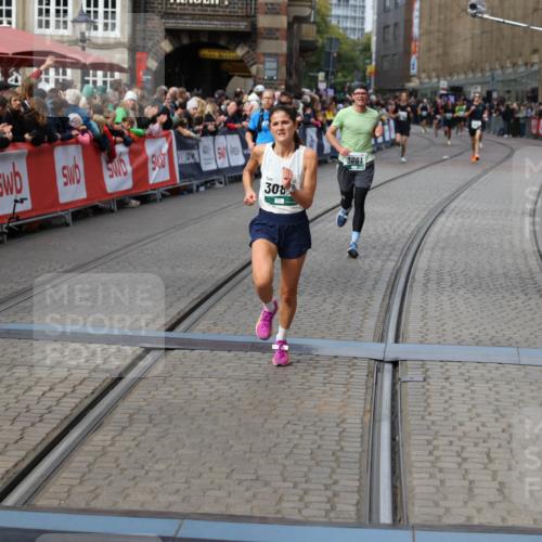 05.10.2025 - 20. swb-Marathon Bremen Yannick Fuchs http://msf.ph/oto/9285790 05.10.2025 13:03:58 Ziel 506, 1105, 3061, 3084 meine-sportfotos.de
