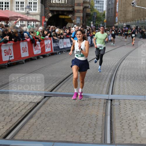 05.10.2025 - 20. swb-Marathon Bremen Yannick Fuchs http://msf.ph/oto/9285800 05.10.2025 13:03:58 Ziel 506, 1105, 3061, 3084 meine-sportfotos.de