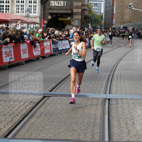 05.10.2025 - 20. swb-Marathon Bremen Yannick Fuchs http://msf.ph/oto/9285806 05.10.2025 13:03:58 Ziel 506, 1105, 3061, 3084 meine-sportfotos.de