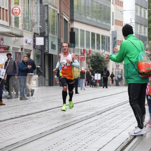 05.10.2025 - 20. swb-Marathon Bremen Strokosch-Dieckow http://msf.ph/oto/9285812 05.10.2025 12:12:08 Ziel 49, 49 meine-sportfotos.de