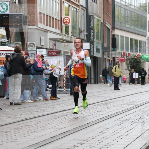 05.10.2025 - 20. swb-Marathon Bremen Strokosch-Dieckow http://msf.ph/oto/9285825 05.10.2025 12:12:10 Ziel 49, 49 meine-sportfotos.de
