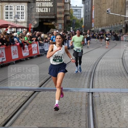 05.10.2025 - 20. swb-Marathon Bremen Yannick Fuchs http://msf.ph/oto/9285837 05.10.2025 13:03:58 Ziel 506, 1105, 3061, 3084 meine-sportfotos.de