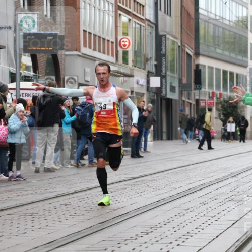 05.10.2025 - 20. swb-Marathon Bremen Strokosch-Dieckow http://msf.ph/oto/9285843 05.10.2025 12:12:10 Ziel 49, 49 meine-sportfotos.de