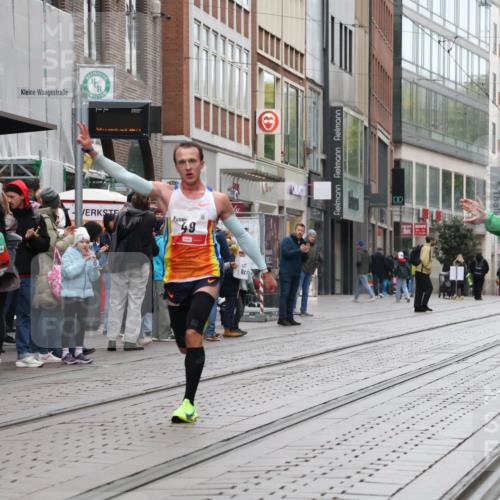 05.10.2025 - 20. swb-Marathon Bremen Strokosch-Dieckow http://msf.ph/oto/9285856 05.10.2025 12:12:11 Ziel 49, 49 meine-sportfotos.de