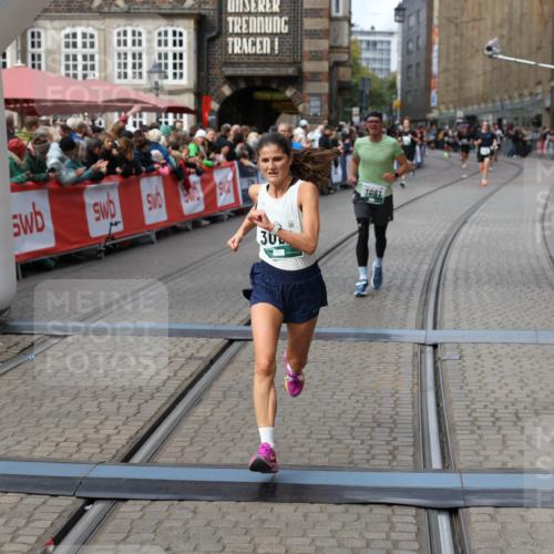 05.10.2025 - 20. swb-Marathon Bremen Yannick Fuchs http://msf.ph/oto/9285866 05.10.2025 13:03:59 Ziel 506, 1105, 3061, 3084 meine-sportfotos.de