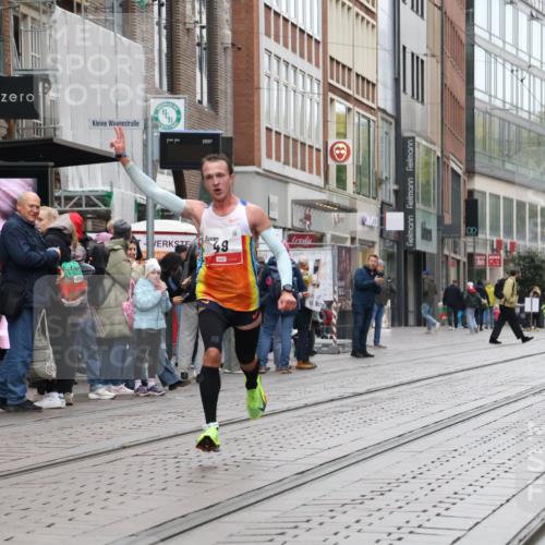 05.10.2025 - 20. swb-Marathon Bremen Strokosch-Dieckow http://msf.ph/oto/9285867 05.10.2025 12:12:11 Ziel 49, 49 meine-sportfotos.de