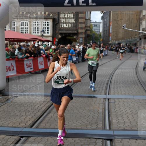 05.10.2025 - 20. swb-Marathon Bremen Yannick Fuchs http://msf.ph/oto/9285873 05.10.2025 13:03:59 Ziel 506, 1105, 3061, 3084 meine-sportfotos.de