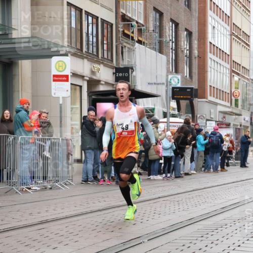 05.10.2025 - 20. swb-Marathon Bremen Strokosch-Dieckow http://msf.ph/oto/9285905 05.10.2025 12:12:12 Ziel 49, 49 meine-sportfotos.de