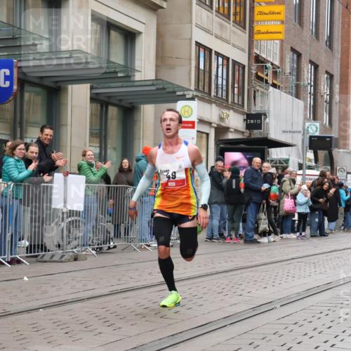 05.10.2025 - 20. swb-Marathon Bremen Strokosch-Dieckow http://msf.ph/oto/9285927 05.10.2025 12:12:12 Ziel 49, 49 meine-sportfotos.de